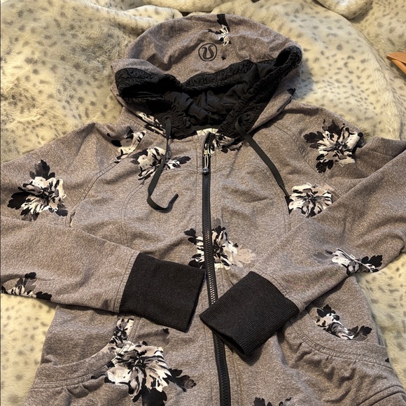 Lululemon Scuba Hoodie With Ruffle Hood Full Zip Size 10 EUC Grey Black Floral - Picture 2 of 10